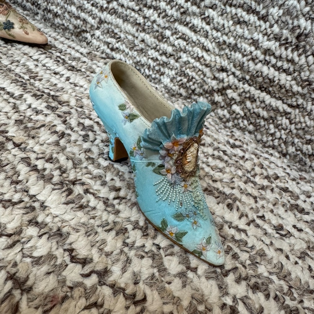 Nostalgia collectibles shoe figurine